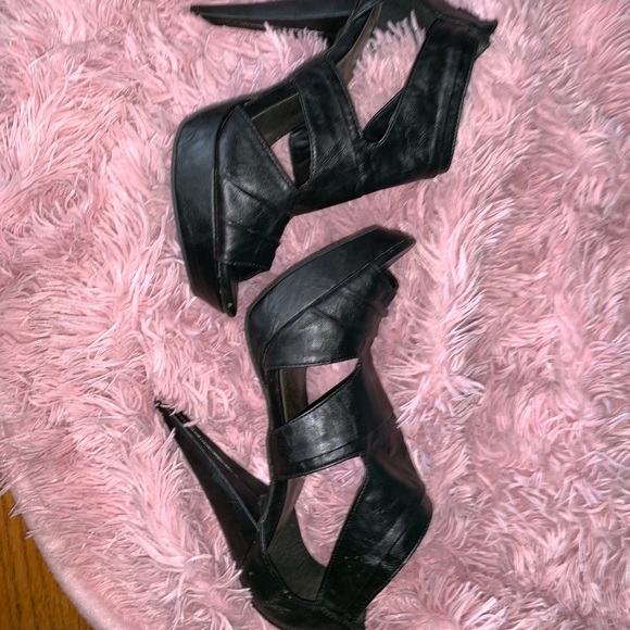 Black guess heels - Picture 4 of 4